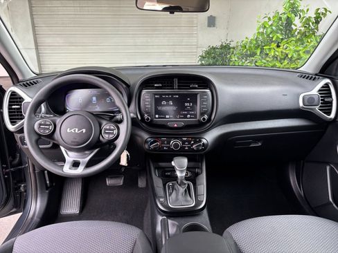 Used 2025 Kia Soul LX w/ LX Technology Package FWD image 31