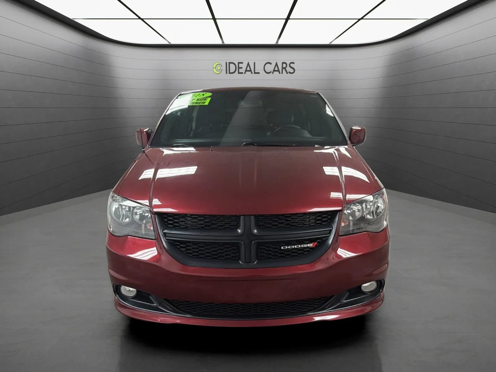 Used 2018 Dodge Grand Caravan SXT w/ Blacktop Package FWD image 2