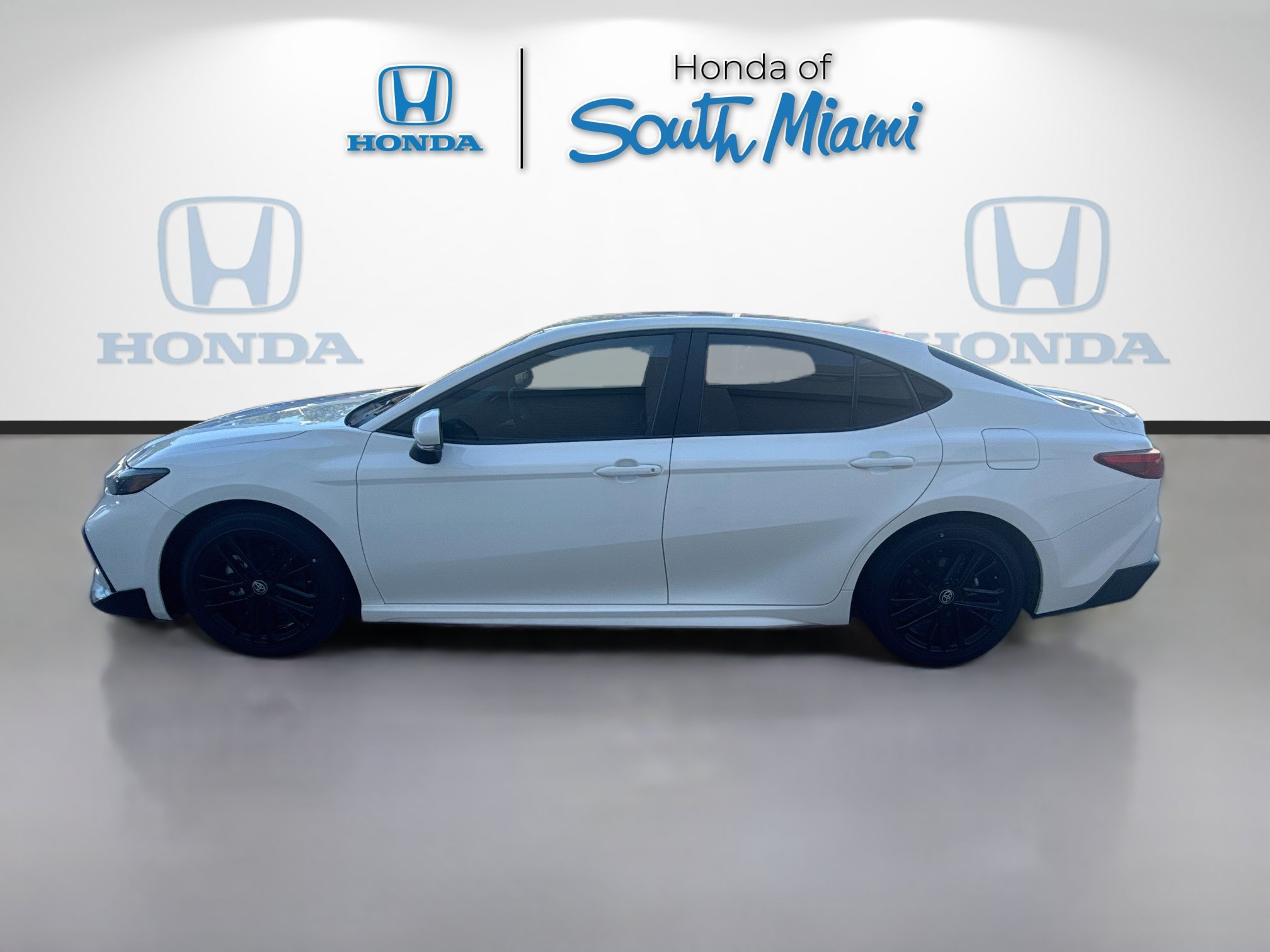 Used 2025 Toyota Camry SE w/ Convenience Package FWD image 4