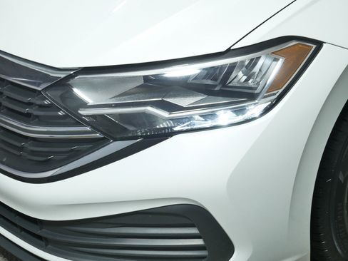 Certified 2022 Volkswagen Jetta SE w/ Panoramic Sunroof Package image 16