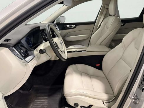 Used 2021 Volvo XC60 T5 Momentum AWD/4WD image 13