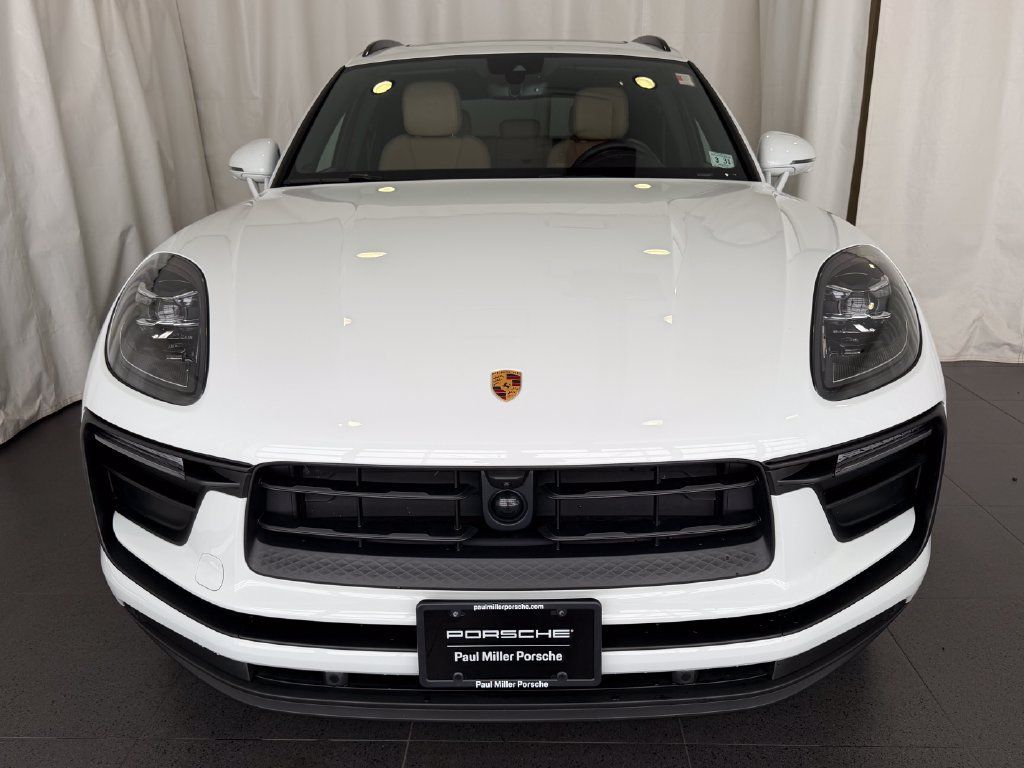 Certified 2026 Porsche Macan AWD/4WD image 6
