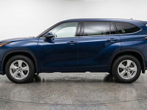 Used 2025 Toyota Highlander LE FWD image 5