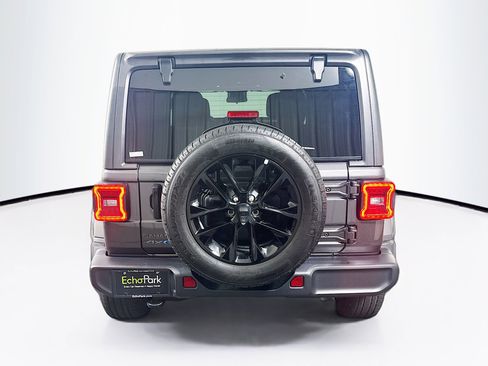 Used 2025 Jeep Wrangler Sahara image 7