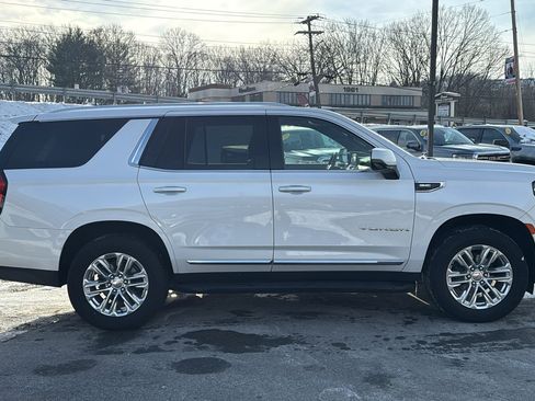 Used 2022 GMC Yukon SLT w/ SLT Premium Package image 3