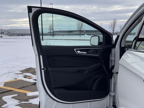 Used 2023 Ford Edge Titanium image 4