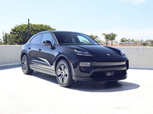 Certified 2025 Porsche Macan Electric RWD image 7