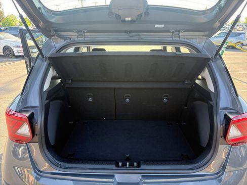 Used 2025 Hyundai Venue SEL image 32