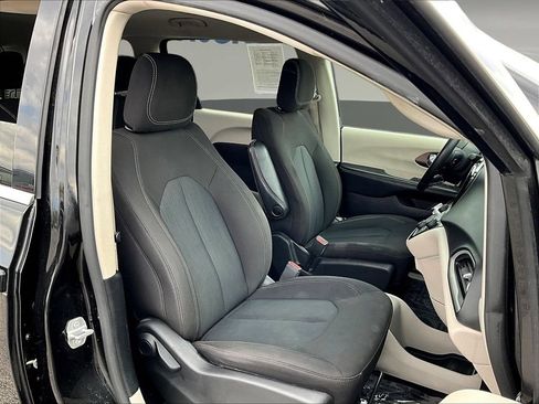 Used 2023 Chrysler Voyager LX FWD image 31