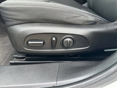 Used 2017 Chevrolet Malibu LT image 34