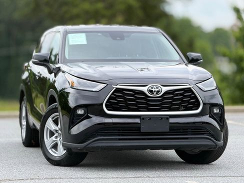 Used 2022 Toyota Highlander LE AWD/4WD image 4