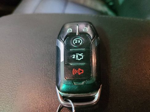 Used 2017 Ford Explorer XLT w/ Equipment Group 202A FWD image 32