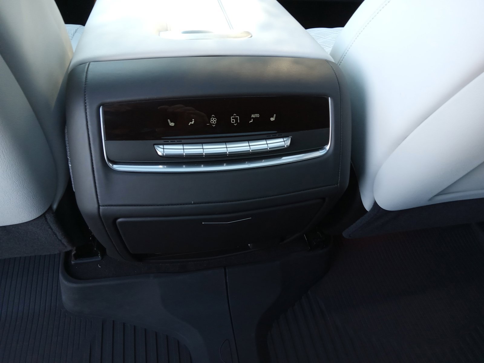 Used 2026 Cadillac Escalade Platinum Sport w/ LPO, ONYX Package AWD/4WD image 27