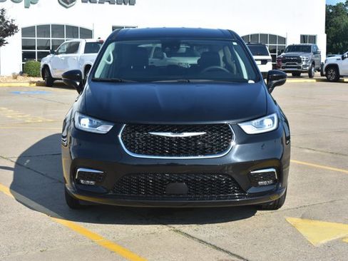 Used 2023 Chrysler Pacifica Touring-L FWD image 2