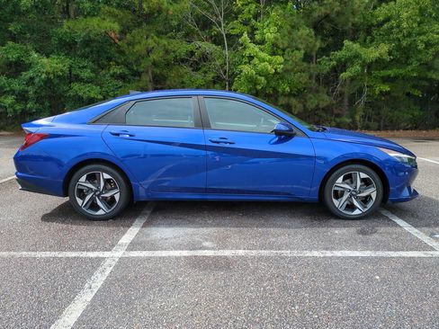 Used 2023 Hyundai Elantra SEL w/ Convenience Package FWD image 3