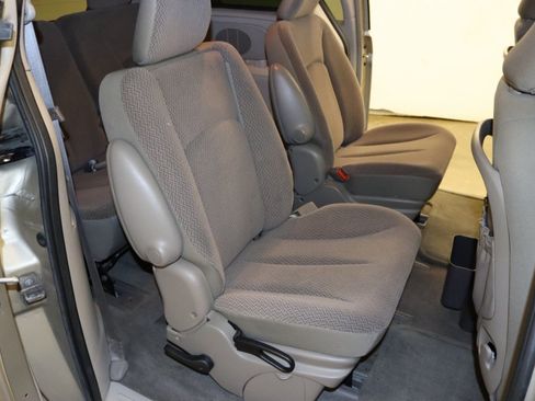 Used 2007 Dodge Caravan SXT w/ Popular Equipment Group I FWD image 24