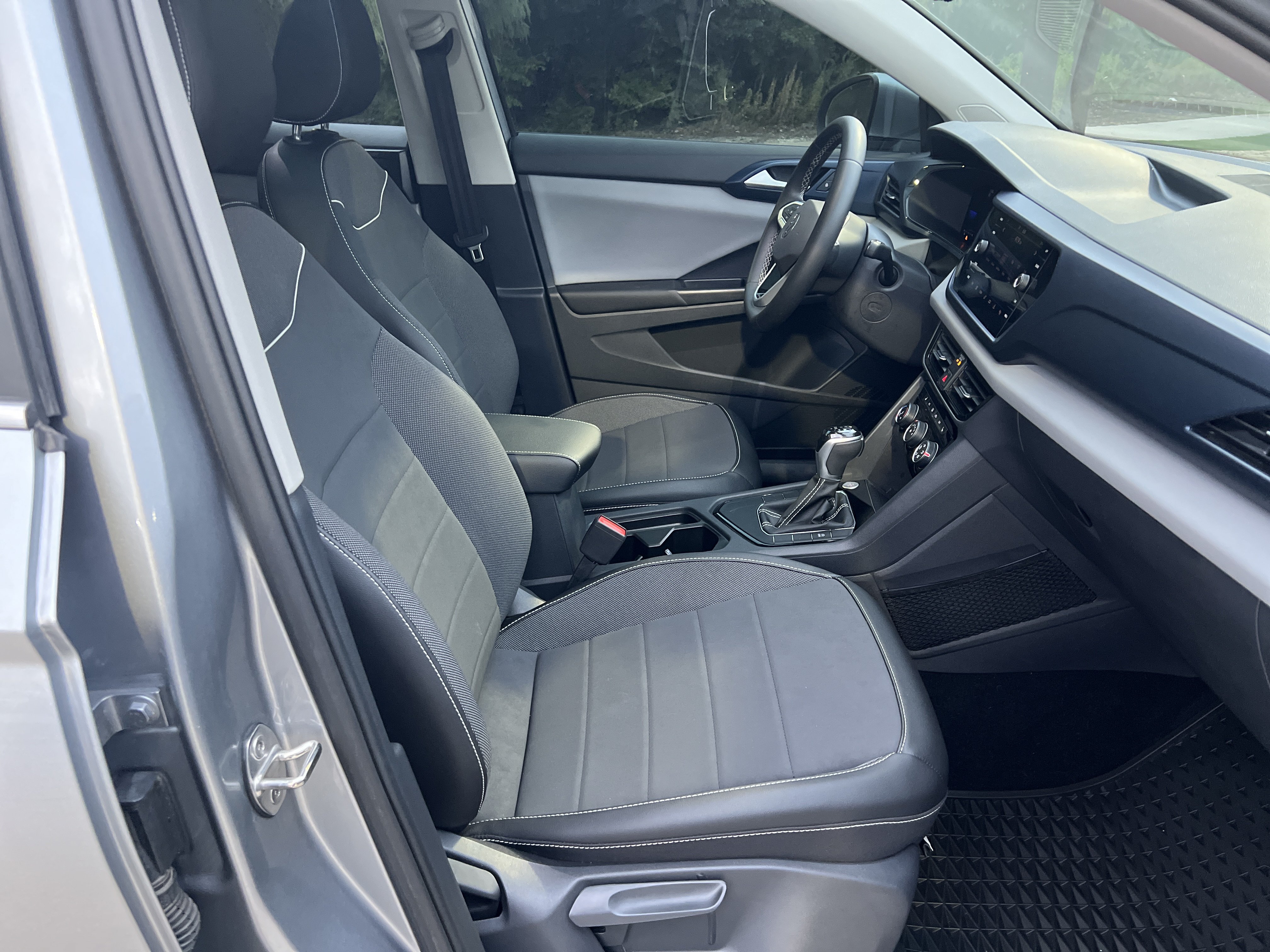 Used 2023 Volkswagen Taos SE w/ Panoramic Sunroof Package FWD image 26