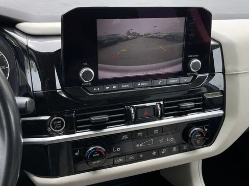 Used 2022 Nissan Pathfinder SV AWD/4WD image 18