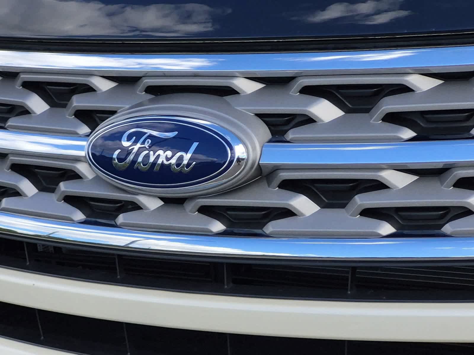 Used 2018 Ford Explorer XLT w/ Equipment Group 202A AWD/4WD image 12