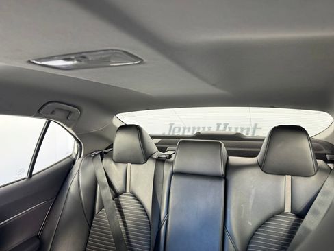 Used 2021 Toyota Camry SE image 4