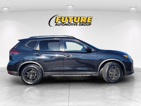Used 2018 Nissan Rogue SV image 3