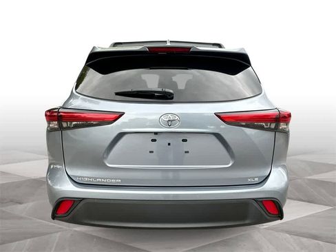 Used 2023 Toyota Highlander XLE image 7
