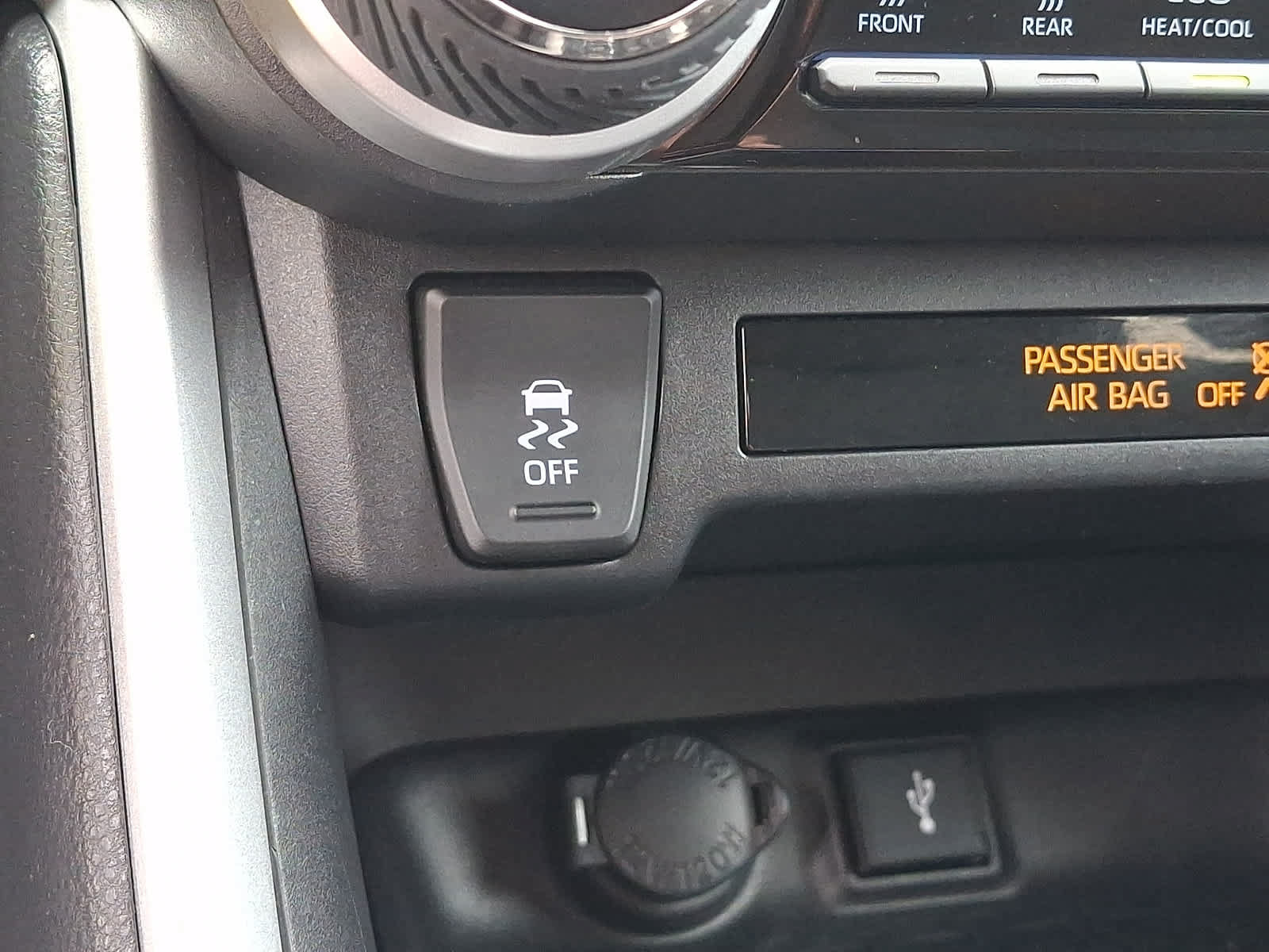 Certified 2020 Toyota RAV4 LE w/ Carpet Mat Package AWD/4WD image 28
