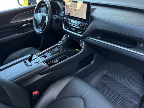 Used 2025 Toyota Grand Highlander AWD image 19