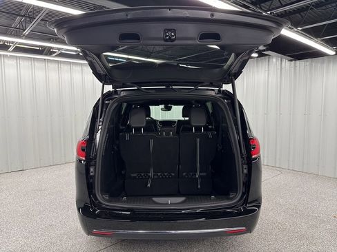 Used 2026 Chrysler Pacifica Select FWD image 9