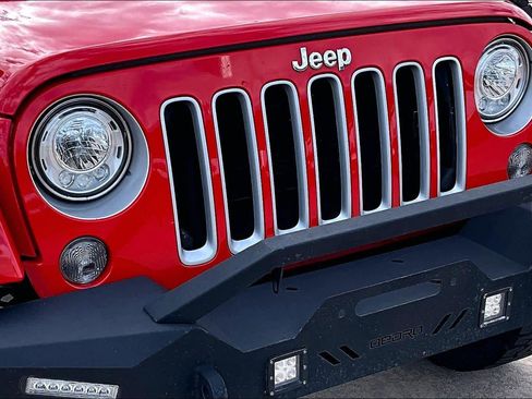 Used 2018 Jeep Wrangler Unlimited Sahara image 29