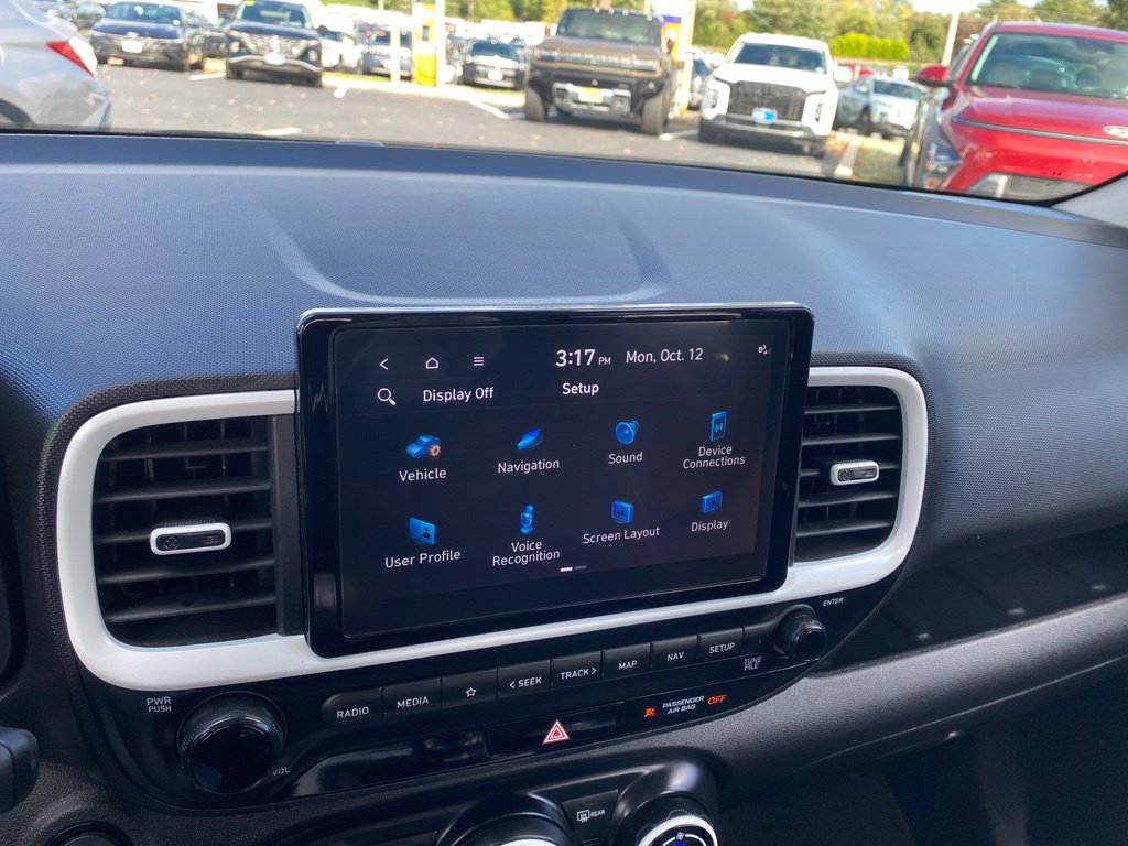 Certified 2024 Hyundai Venue Limited FWD image 17