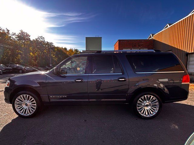 Used 2017 Lincoln Navigator L Select AWD/4WD image 4