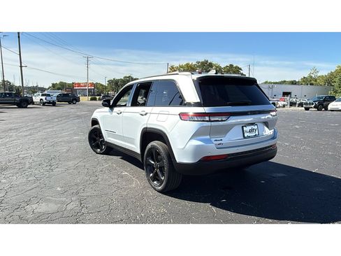 Used 2024 Jeep Grand Cherokee Altitude AWD/4WD image 5