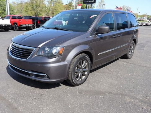 Used 2015 Chrysler Town & Country S w/ Driver Convenience Group FWD image 33