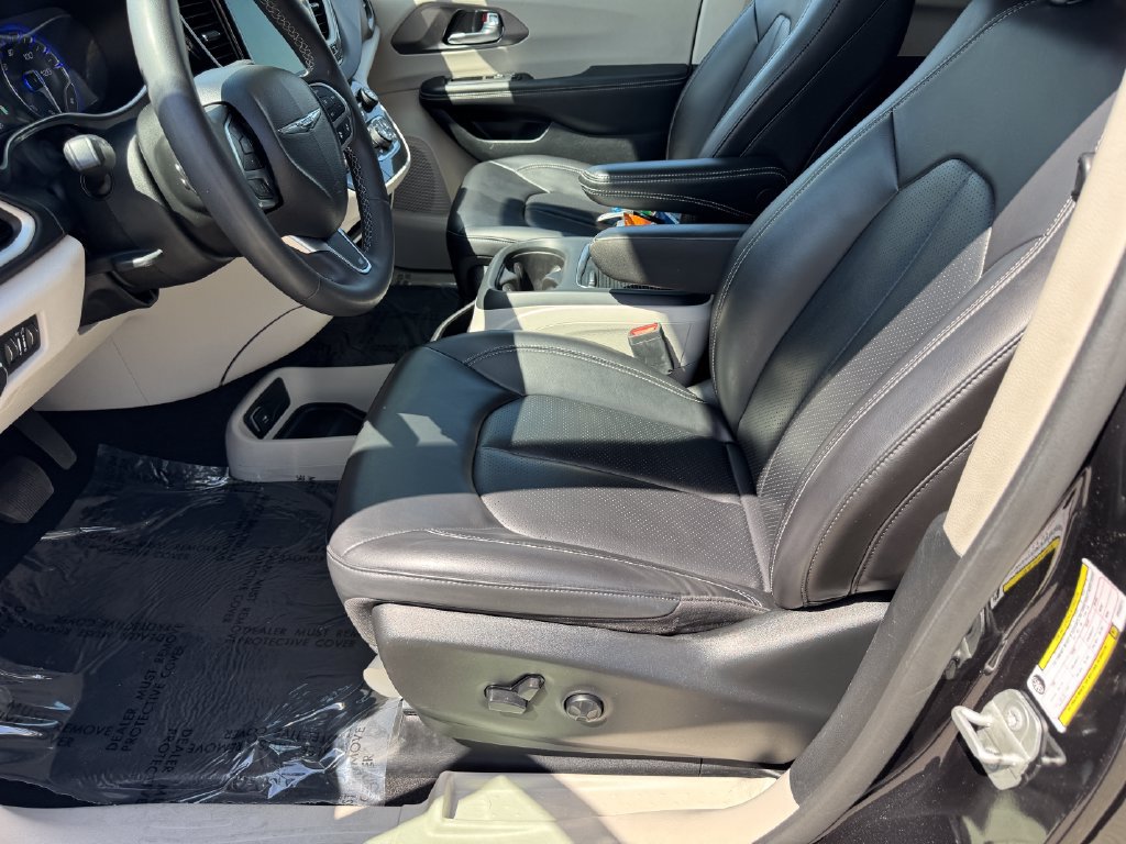 Used 2023 Chrysler Pacifica Touring-L FWD image 21