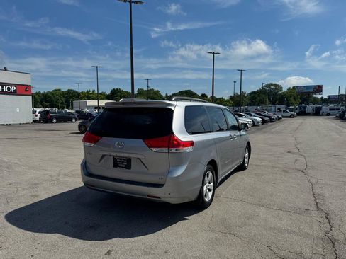 Used 2011 Toyota Sienna LE w/ Towing Pkg FWD image 3