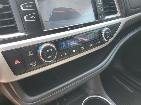 Used 2019 Toyota Highlander SE FWD image 24