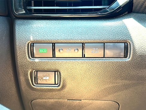 Used 2025 Nissan Sentra SV FWD image 35