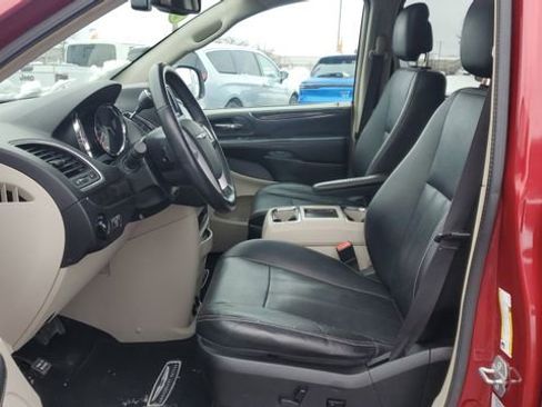 Used 2016 Chrysler Town & Country Touring-L image 4