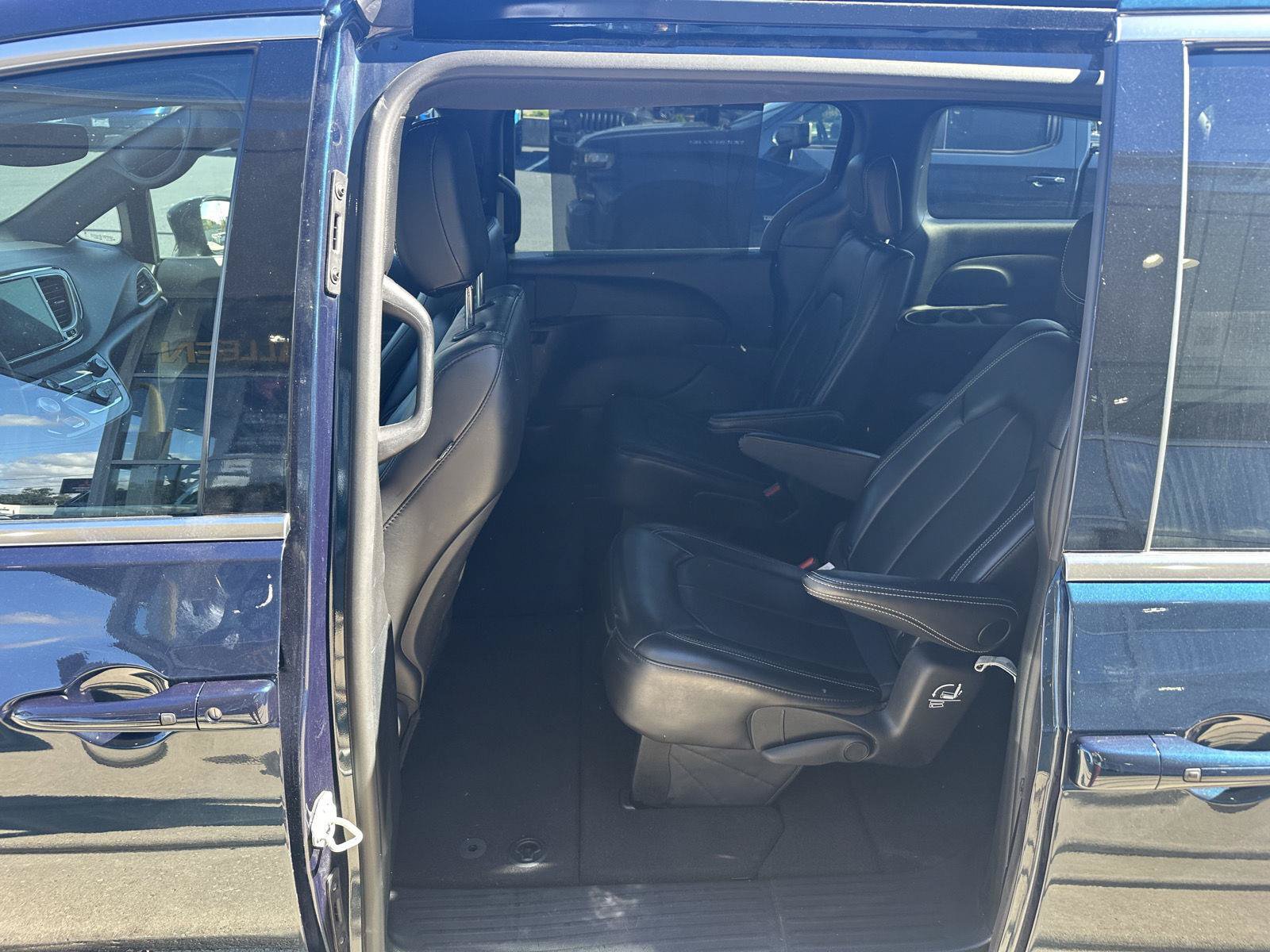 Used 2025 Chrysler Pacifica Select FWD image 12