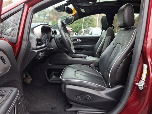 Certified 2022 Chrysler Pacifica Limited w/ S Appearance Package FWD image 15
