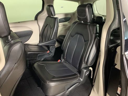 Used 2023 Chrysler Pacifica Touring-L image 31