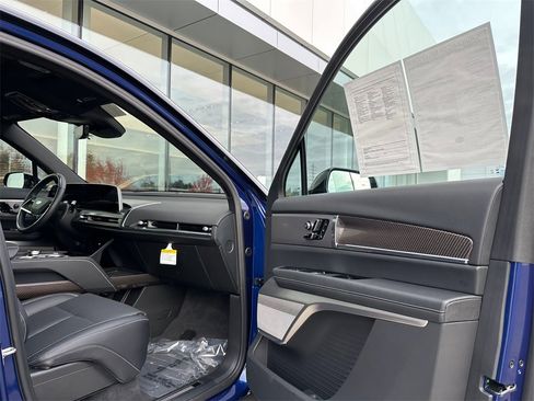 Used 2026 Cadillac Vistiq Sport image 11