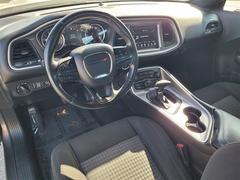Used 2022 Dodge Challenger SXT image 9