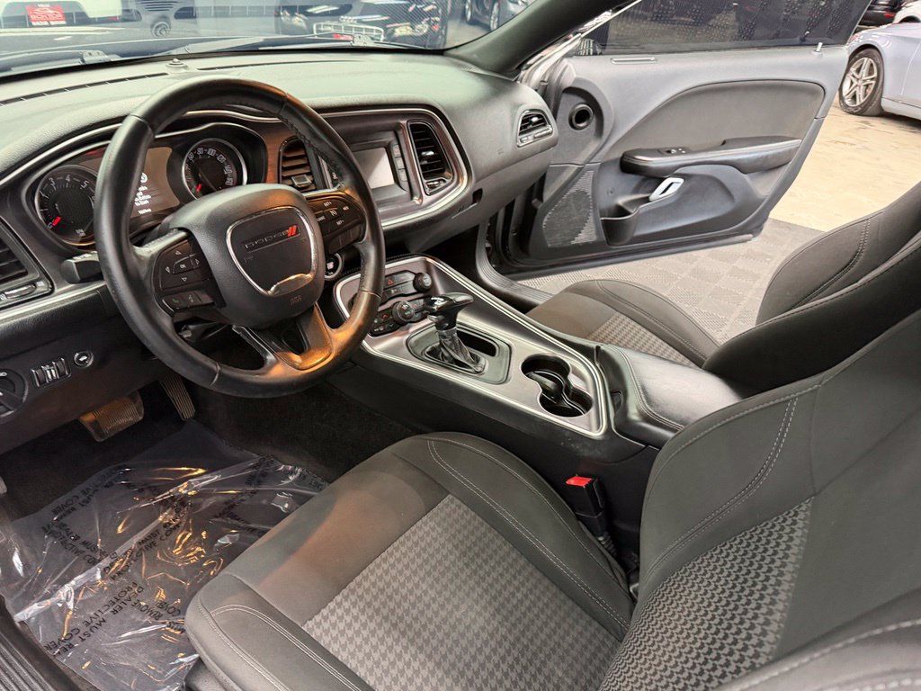 Used 2016 Dodge Challenger SXT RWD image 31