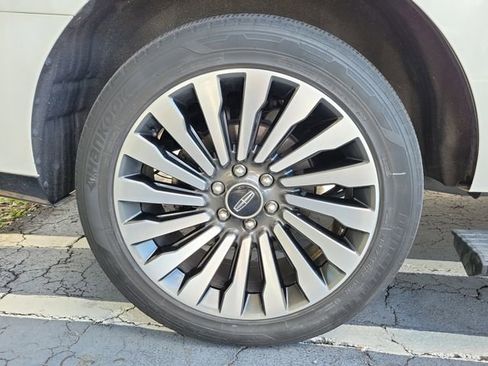 Used 2021 Lincoln Navigator Reserve w/ Luxury Package AWD/4WD image 5