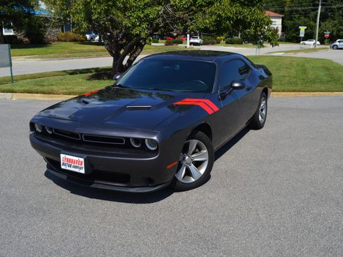 Used 2019 Dodge Challenger SXT image 21