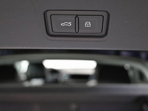 New 2025 Audi Q4 e-tron Prestige image 27