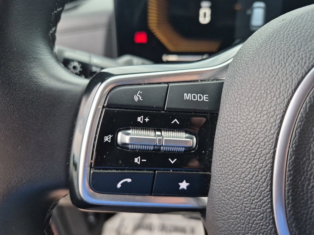 Used 2025 Kia Carnival FWD image 15