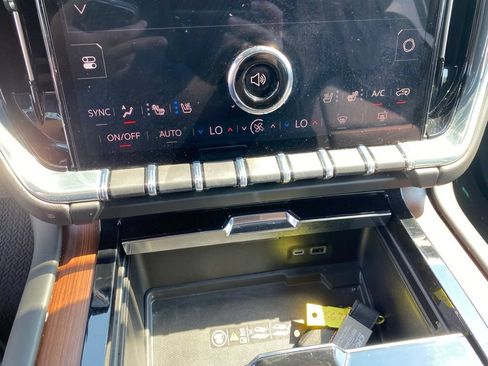 Used 2025 GMC Yukon XL Denali AWD/4WD image 21